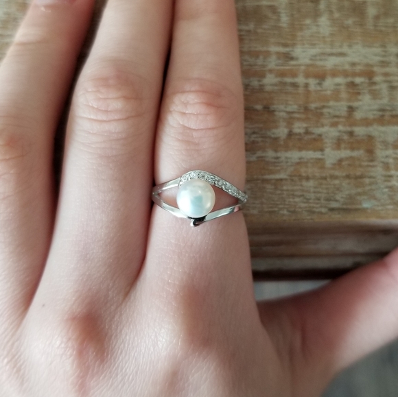 Elegant Natural White Freshwater Pearl Twist Ring - Picture 8 of 8